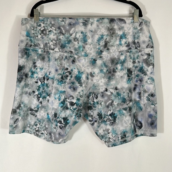 Lululemon Blue & White Kaleidofloral Multi Align Shorts 8” - Picture 6 of 7
